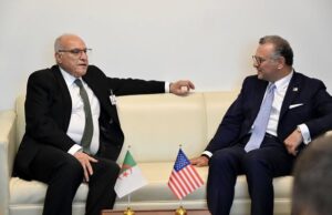 الوزير عطاف يلتقي المستشار الرفيع للرئيس الأمريكي لإفريقيا لمواصلة تعزيز الشراكة الاستراتيجية الجزائرية – الأمريكية