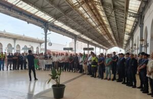 الشركة الوطنية للنقل بالسكك الحديدية تُحيي ذكرى يوم الهجرة بوقفة ترحم على أرواح شهداء 17 أكتوبر 1961