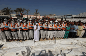 دفن جثامين عشرات الأسرى الفلسطينيين في مقبرة جماعية بدير البلح